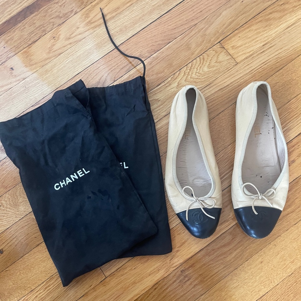 Chanel Vintage 2006 Two Tone Beige Black Cap Toe Ballet Flats Classic 40.5